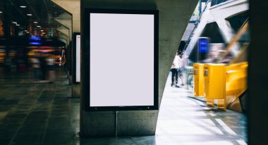 Reklam veya tanıtım afişi içeriği için boş bir kopya alanı ekranı olan halka açık bir yerdeki Billboard 'u temizle, bilgi için Işıkkutusunu boşalt, istasyon alanında gün ışığı alan boş ekran