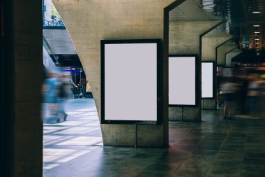 Reklam veya tanıtım afişi içeriği için boş bir kopya alanı ekranı olan halka açık bir yerdeki Billboard 'u temizle, bilgi için Işıkkutusunu boşalt, istasyon alanında gün ışığı alan boş ekran