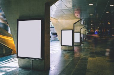 Reklam veya tanıtım afişi içeriği için boş bir kopya alanı ekranı olan halka açık bir yerdeki Billboard 'u temizle, bilgi için Işıkkutusunu boşalt, istasyon alanında gün ışığı alan boş ekran