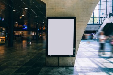 Reklam veya tanıtım afişi içeriği için boş bir kopya alanı ekranı olan halka açık bir yerdeki Billboard 'u temizle, bilgi için Işıkkutusunu boşalt, istasyon alanında gün ışığı alan boş ekran