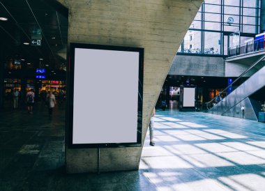 Reklam veya tanıtım afişi içeriği için boş bir kopya alanı ekranı olan halka açık bir yerdeki Billboard 'u temizle, bilgi için Işıkkutusunu boşalt, istasyon alanında gün ışığı alan boş ekran