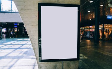 Reklam veya tanıtım afişi içeriği için boş bir kopya alanı ekranı olan halka açık bir yerdeki Billboard 'u temizle, bilgi için Işıkkutusunu boşalt, istasyon alanında gün ışığı alan boş ekran