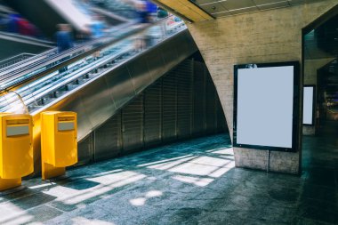Reklam veya tanıtım afişi içeriği için boş bir kopya alanı ekranı olan halka açık bir yerdeki Billboard 'u temizle, bilgi için Işıkkutusunu boşalt, istasyon alanında gün ışığı alan boş ekran