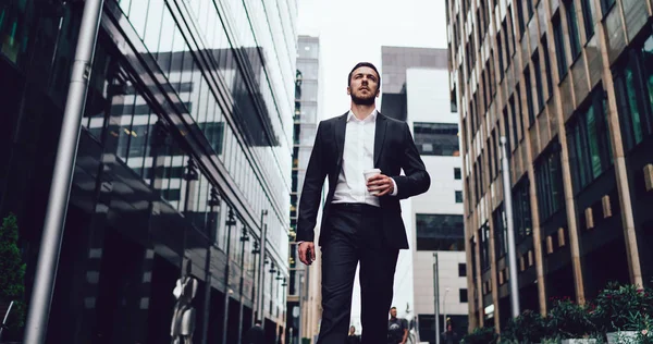 Inteligentní Muž Podnikatel Oblečený Luxusním Obleku Chůze Blízkosti Mrakodrapy Finanční — Stock fotografie