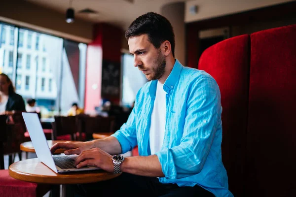 Skicklig Hipster Kille Casual Slitage Kontroll Uppdatering För Bärbar Dator — Stockfoto