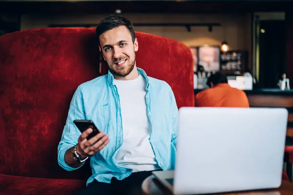 Modern Cep Telefonu Dizüstü Bilgisayarı Olan Mutlu Erkek Blogcu Portresi — Stok fotoğraf