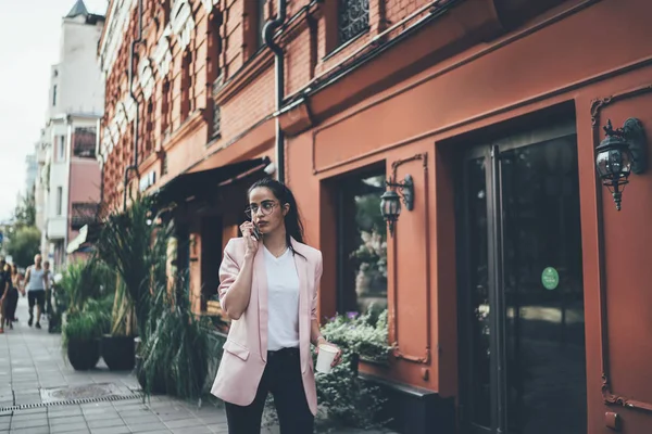 Aantrekkelijke Georgische Vrouw Trendy Outfit Met Mobiele Telefoon Gesprek Staan — Stockfoto