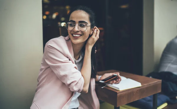 Feliz Estudiante Mujer Elegantes Espectáculos Clásicos Reír Durante Tiempo Para —  Fotos de Stock