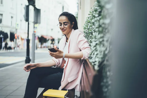 Happy Blogger Hogy Fizetés Online Okostelefon Eszközön Keresztül Internet Pihen — Stock Fotó