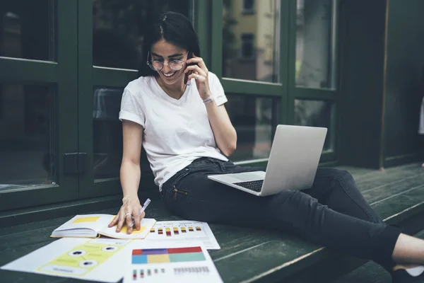 Ragazza Allegra Hipster Occhiali Ottici Godendo Comunicazione Smartphone Con Migliore — Foto Stock