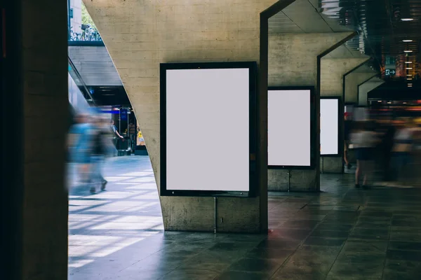 在公众地方设置清晰的公告栏 提供空白的广告或宣传海报内容 提供空白的模拟光盒 在车站区域设置空白显示 并配备日光 — 图库照片