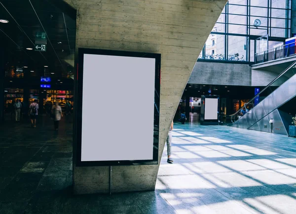 在公众地方设置清晰的公告栏 提供空白的广告或宣传海报内容 提供空白的模拟光盒 在车站区域设置空白显示 并配备日光 — 图库照片
