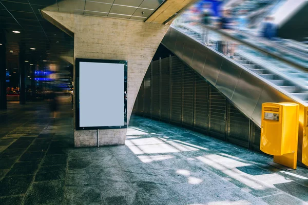 Clear Billboard Pubblico Con Schermo Bianco Pubblicità Contenuto Del Poster — Foto Stock