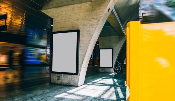 Borra Billboard Lugar Público Con Pantalla Blanco Para Anuncios Carteles —  Fotos de Stock