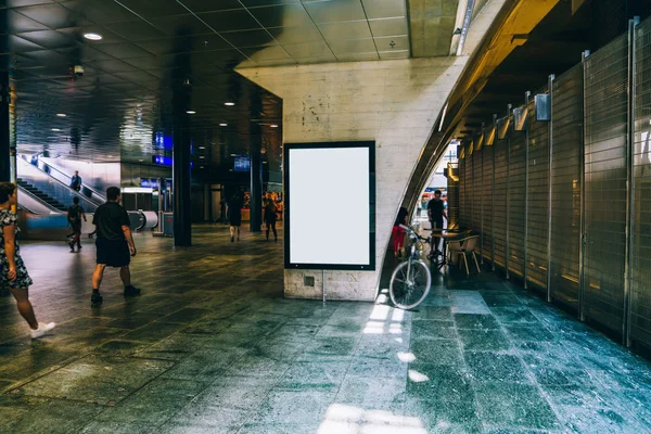 Übersichtliche Plakatwand Öffentlichen Raum Mit Leerem Kopierraum Für Werbe Oder — Stockfoto