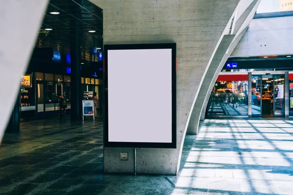 Painel Avisos Transparente Local Público Com Tela Espaço Branco Para — Fotografia de Stock