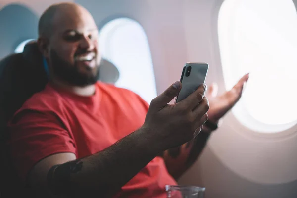 Selective Focus Sur Cellulaire Que Jeune Homme Souriant Tenant Dans — Photo