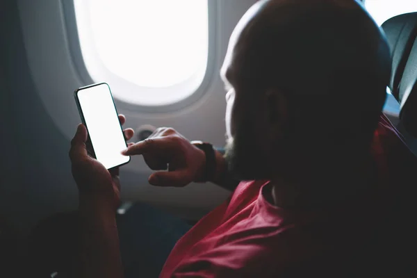 Tampilan Kembali Penumpang Penerbangan Pemuda Menghubungkan Internet Nirkabel Papan Sambil — Stok Foto