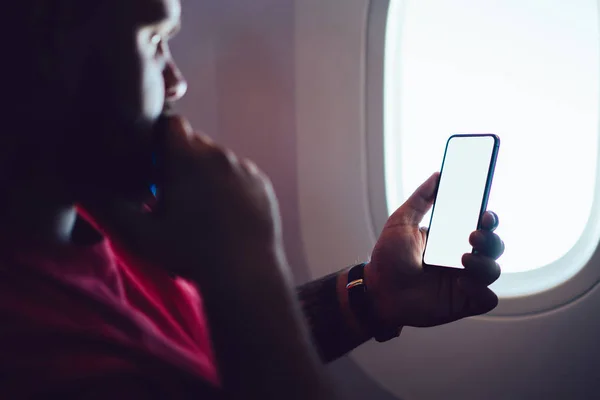 비행기 남성의 비행기 승객이 인터넷에 연결되어 뒤에서 보인다 사이트에 화면을 — 스톡 사진