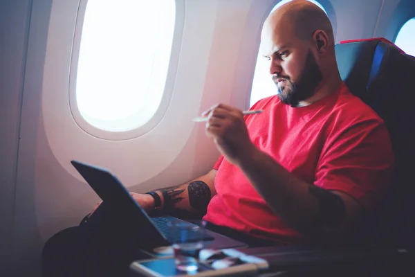 Junger Mann Flugpassagier Der Touchpad Mit Drahtlosem Internet Bord Verbunden — Stockfoto