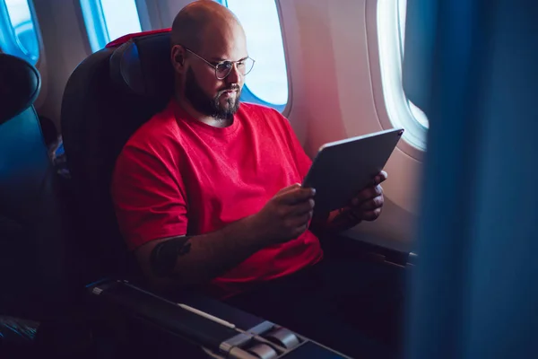 Homme Race Blanche Passager Avion Assis Avec Des Mains Tablette — Photo