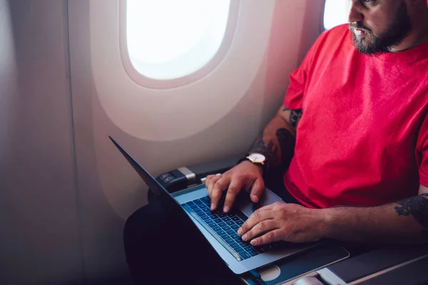 Pasajeros Jóvenes Que Conectan Internet Inalámbrico Bordo Con Ordenador Portátil — Foto de Stock