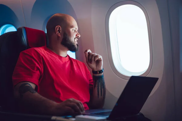 Pasajero Avión Caucásico Que Sienta Con Portátil Junto Ventana Del — Foto de Stock