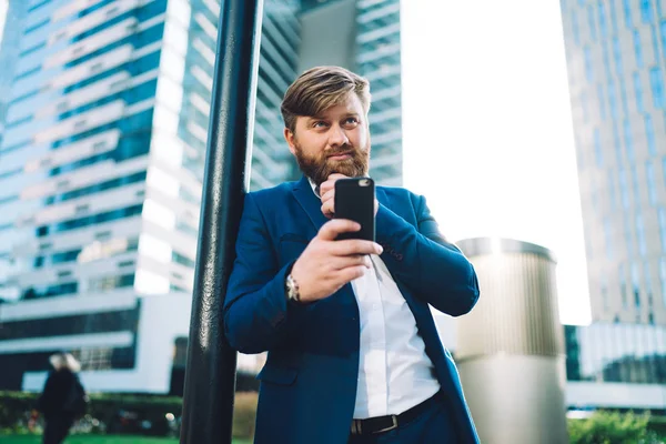 Καυκάσιος Επαγγελματίας Εμπειρογνώμονας Κρατώντας Κινητό Τηλέφωνο Συσκευή Στο Χέρι Και — Φωτογραφία Αρχείου