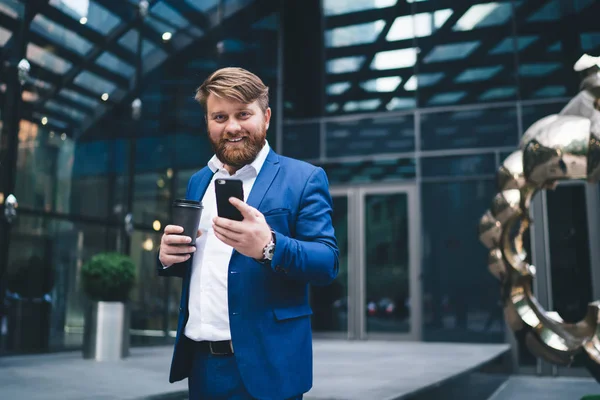 Halvlångt Porträtt Glad Manlig Entreprenör Med Takeaway Cup Med Välsmakande — Stockfoto