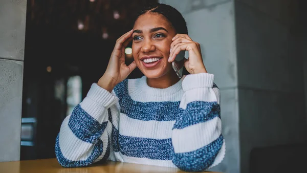 Glad Leende Kvinna Känner Upphetsad Från Fått Nyheter Telefon Samtal — Stockfoto