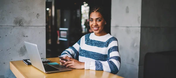 Retrato Menina Hipster Feliz Sorrindo Olhando Para Câmera Segurando Gadget — Fotografia de Stock