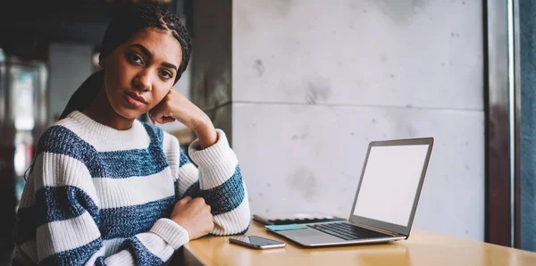 Portretul Unui Freelancer Sex Feminin Care Lucrează Distanță Spațiul Coworking — Fotografie, imagine de stoc