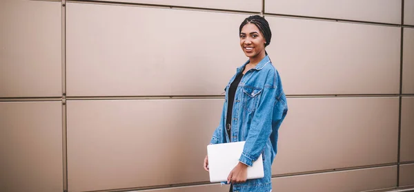 Estudante Sucesso Feminino Jaqueta Jeans Segurando Netbook Moderno Mão Indo — Fotografia de Stock