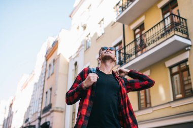 Sokaktaki şık adam yukarı bakıyor.