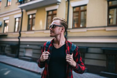 Şehrin caddesinde dikilen modaya uyan adam