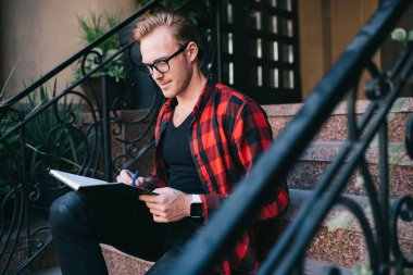 Not defterine basamakları yazan adam