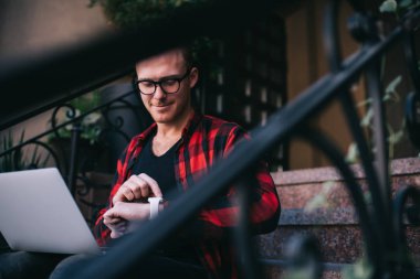 Serbest çalışanın merdivenlerde akıllı adamı kontrol etmesine sevindim.