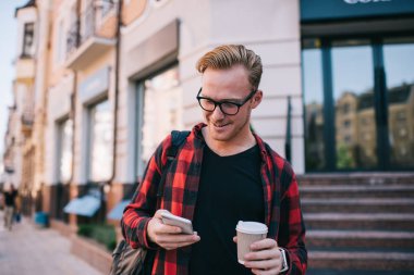Akıllı telefon kullanan modaya uygun bir adam.
