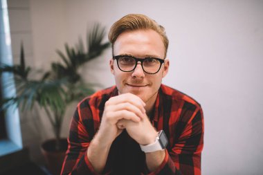 Kameraya bakan arkadaş canlısı bir adam.