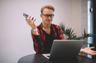 Sinirli serbest yazar dizüstü bilgisayarla sorun yaşıyor.