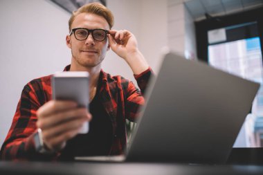 Akıllı telefon ayarlama gözlüklü serbest çalışan.