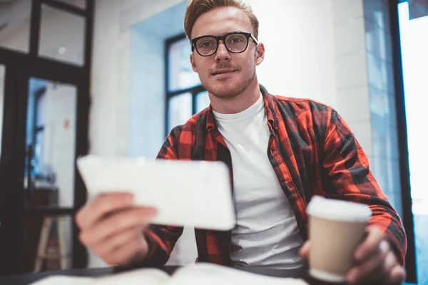 Cara confiante com bebida e tablet no café — Fotografia de Stock