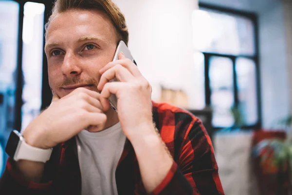 Thoughtful man speaking on phone in cafe – stockfoto