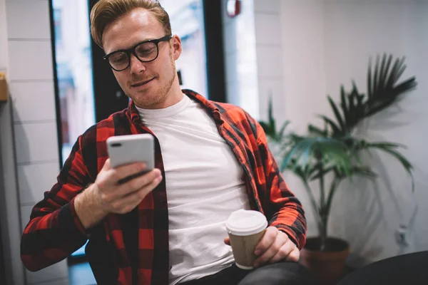 Chino relajado usando smartphone en la cafetería — Foto de Stock