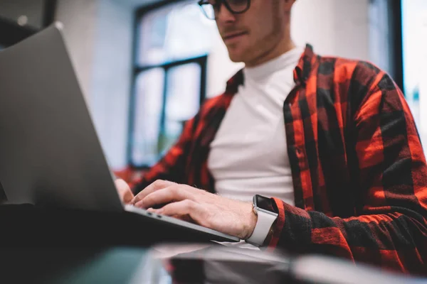 Camiseta que utiliza laptop en la cafetería — Foto de Stock