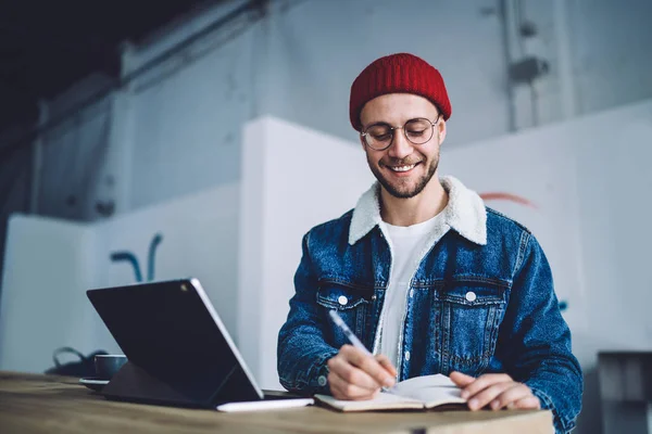 Editor Masculino Positivo Haciendo Notas Memo Para Creación Publicación Contenido —  Fotos de Stock