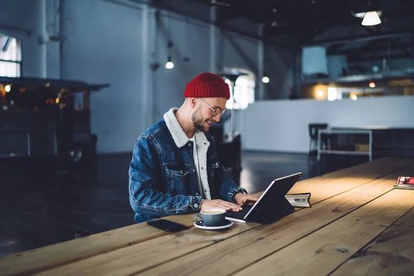 Trendig Klädd Manlig Bloggare Surfa Profil Nätverk Touch Pad Internetuppkoppling — Stockfoto