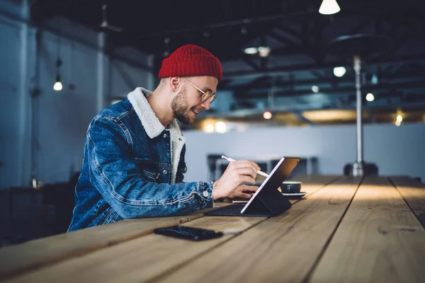 Artista Masculino Positivo Usando Caneta Inteligente Para Desenhar Esboço Tablet — Fotografia de Stock