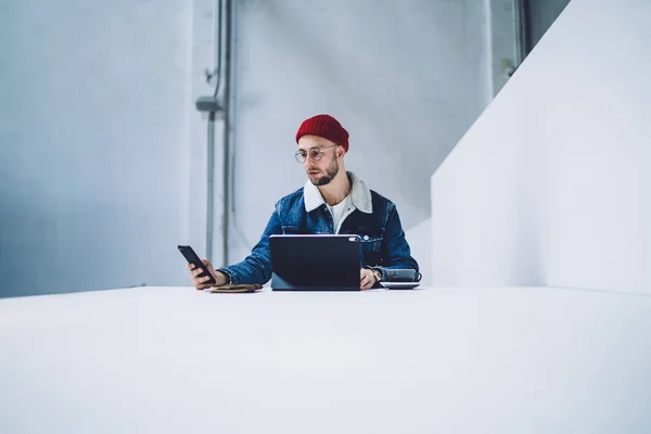 Kaukasiska Manliga Kontroll Fick Meddelande Med Betalning Bekräftelsekod Mobiltelefon Enhet — Stockfoto