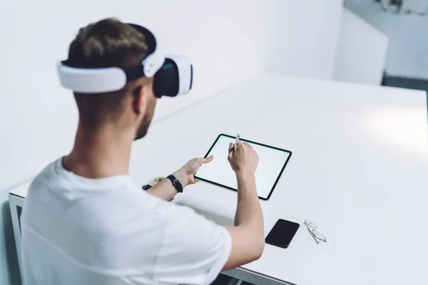 Millennial Male Trying Virtual Reality Headset Eyewear High Modern Technology — Stock Photo, Image